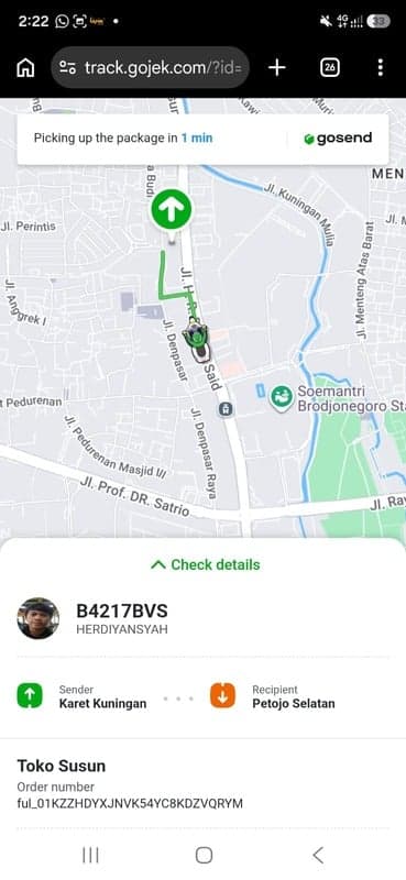 Customer melacak pengiriman