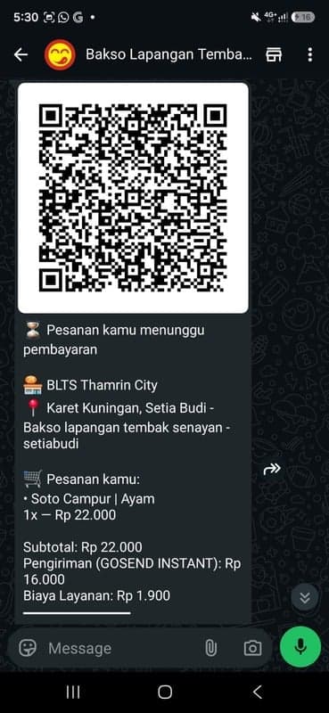 Customer menerima QRIS pembayaran